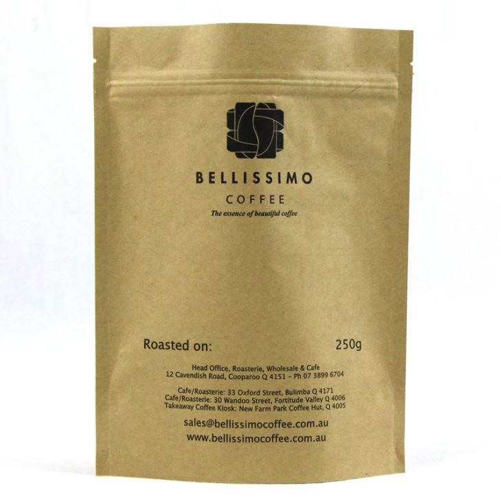 לעמוד עם שקיות קפה עם רוכסן