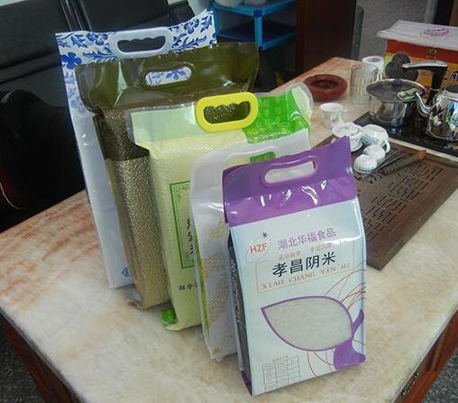 העיצוב של שקי האורז צריך להתמקד הצבע והמיקום של המותג המושג